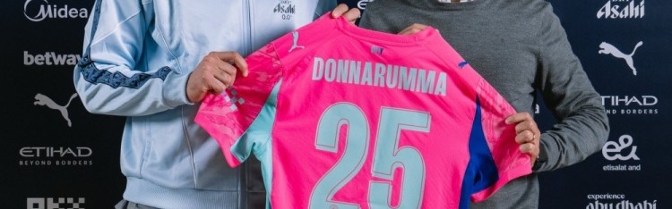 门将强援！曼城社媒晒多纳鲁马亮相照片：他来了🤩