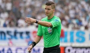 九游娱乐官方网站-队报：里昂vs圣埃蒂安边裁被硬币砸中，比赛一度中断超过40分钟