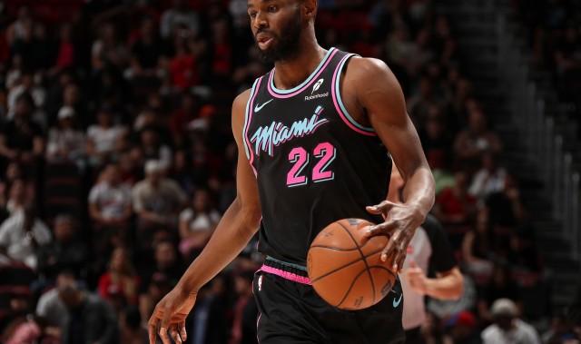 1分不算超额~维金斯12投7中&amp;三分7中3 砍下19分&amp;正负值+12